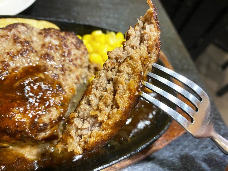 厚みは1.5cmほど。肉の旨味も味付けも文句なし。