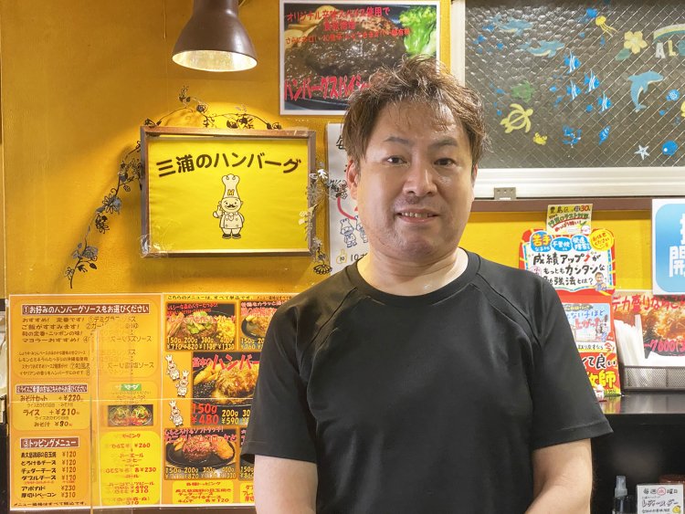 統括店長の柳原博幸さん。夢は奥さんの故郷、沖縄にお店を出すこと。
