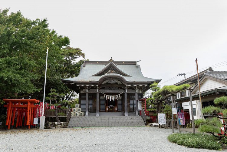 写真左のずらっと続く鳥居の先には私の苦手だったキツネさんがいます。