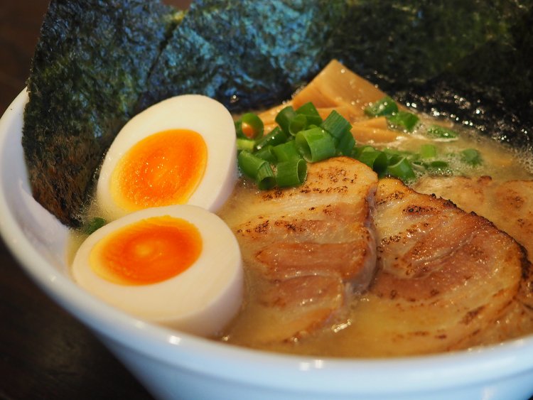 ひとつひとつの構成が奇を衒(てら)わず、うつくしく完成された一杯と感じる。