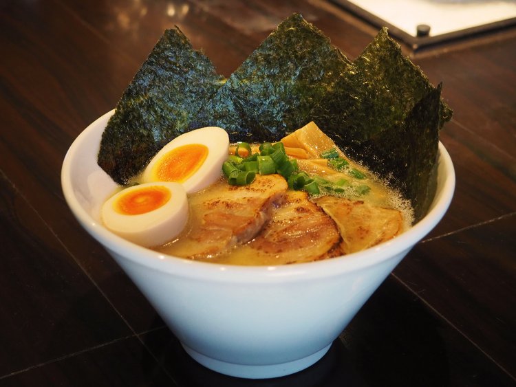 深さのあるシンプルな器のなかに、王道のトッピングが美しくまとまる。