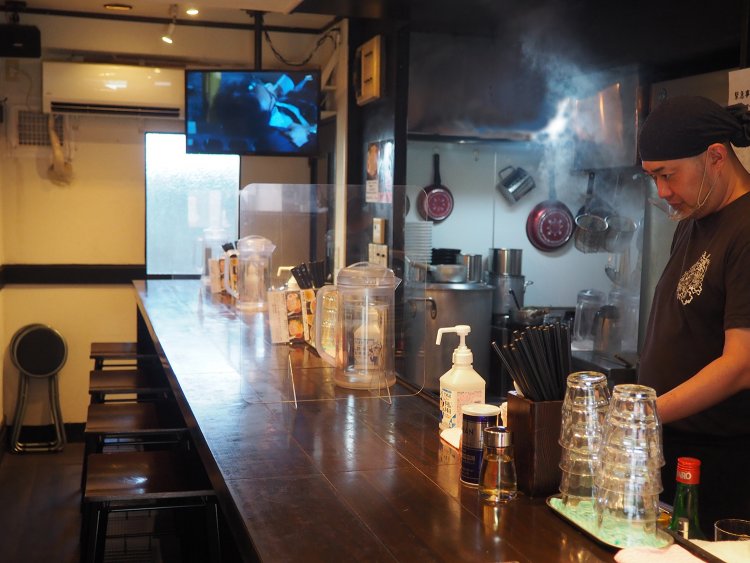 木製のカウンター、椅子の色調。要素としては普通にラーメン店なのに、どこか雰囲気がある。