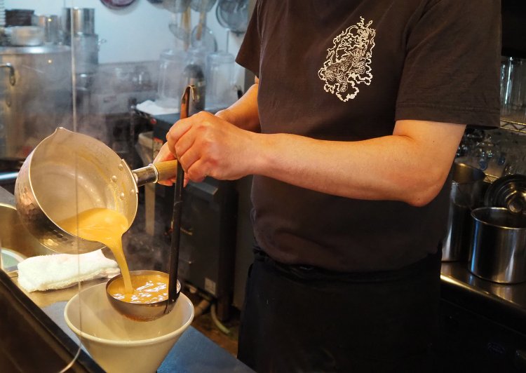 お店は喜田さんひとり対応、トロリとしたスープが注がれると匂いがキュンと胃袋を刺激する。