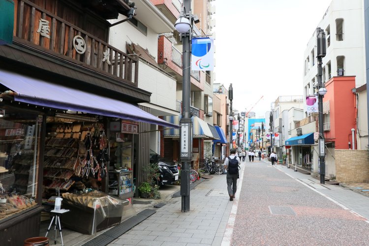 丸屋履物店。創業は、変から5年後の慶応元年（1865）。