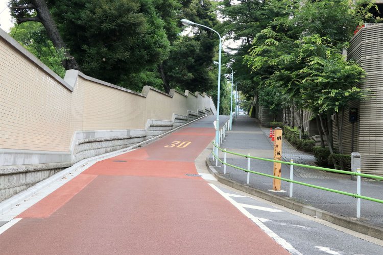 「綱坂」。名の由来は平安武士・渡辺綱の出生地との伝説から。