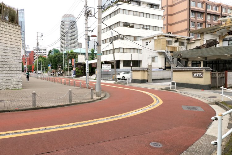 その先は幾重にも折れ曲がりながら丘を下ってゆく。