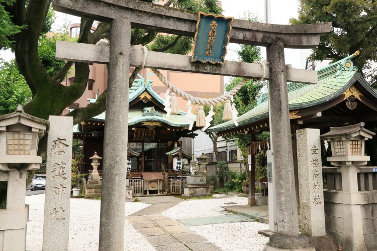 『幸稲荷神社』。小ぶりだがどっしりしたたたずまい。