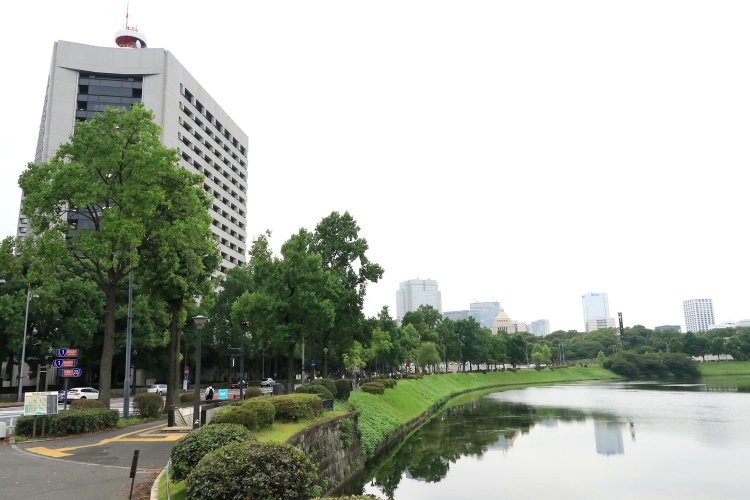 右奥の緑地から伸びる時計塔あたりが、かつての彦根藩江戸上屋敷。