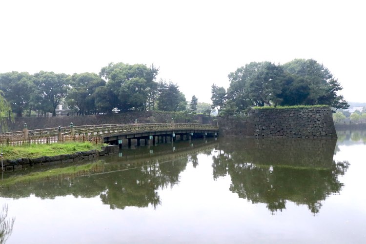 橋の向こうにかつて和田倉門があった。