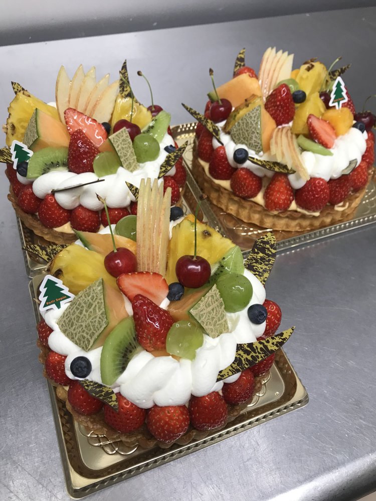 フルーツタルト16センチ3888円。しっとりとしたアーモンドクリームのタルトに産地直送のフルーツをたっぷりと盛り込んだ当店人気のフルーツタルト。