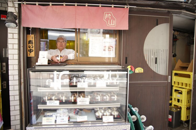 大正2年（1913）創業。3代目片山義浩さん。