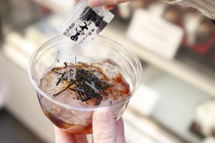 ところてん255円は付属の黒七味を。