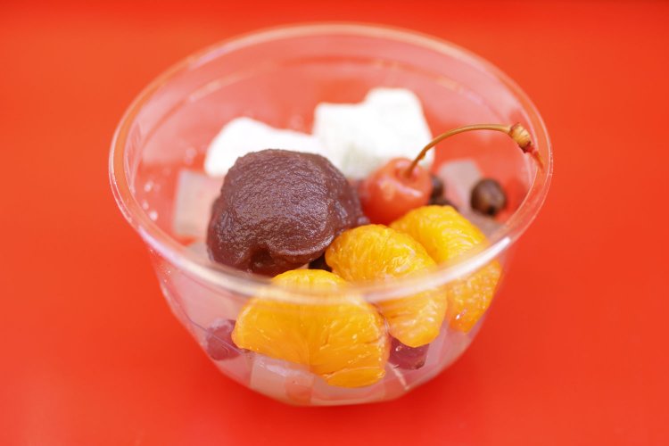 片山のあんみつ360円。他に抹茶あんみつ420円、季節限定商品も。