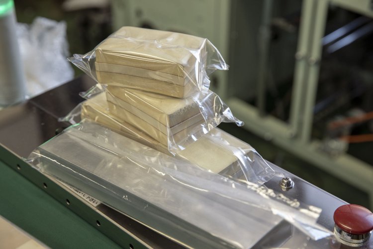 SF型は油揚げやお菓子など、仕上がりが長方形のものを包む。