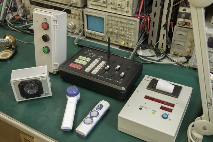 駅の発車ベルの押釦システム（左上）や、ステレオFM放送装置（中上）などの製作物。