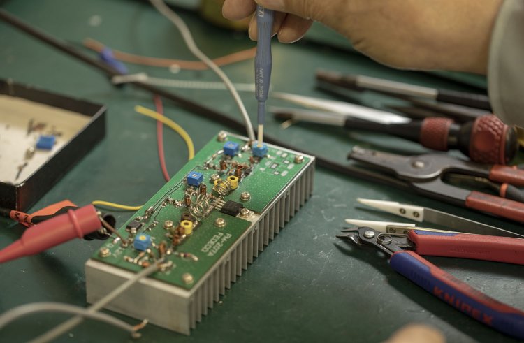 無線の電波を調整中。大手企業からの受注、60台以上の開発機器がスゴイ！