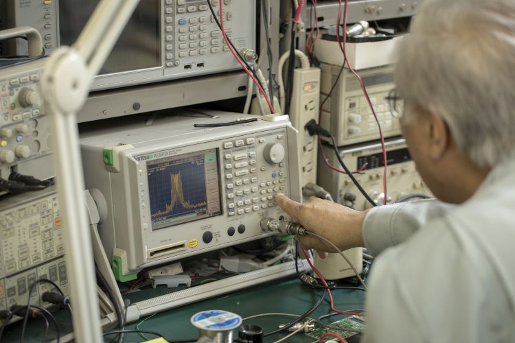 いくつもの測定器で波形を確認する。