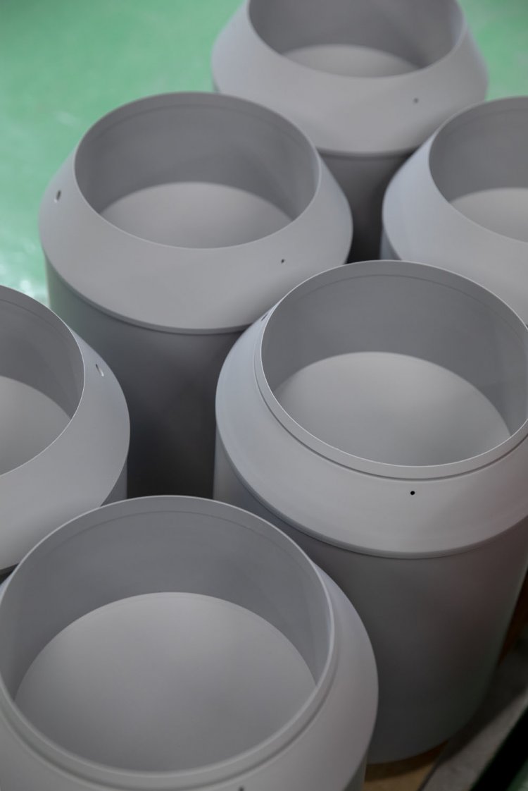 中塗り済みの雨量計。