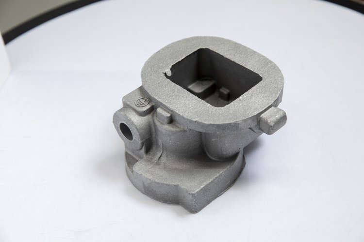 見学者には加工前の鋳物(写真)、塗装前の鋳物、塗装後のリチウム電池製造工場用ガス検知器を見せて説明する。