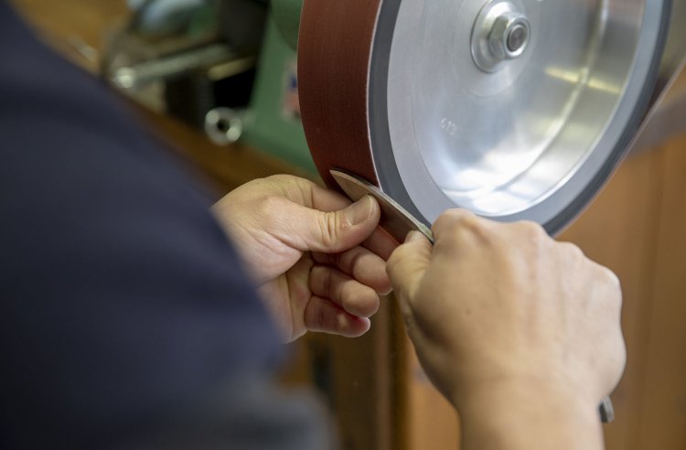 グラインダーで鋼材を削る。