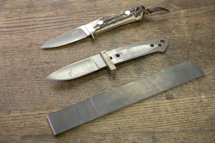 鋼材（手前）を加工し、熱処理後（中）、完成（奥）。