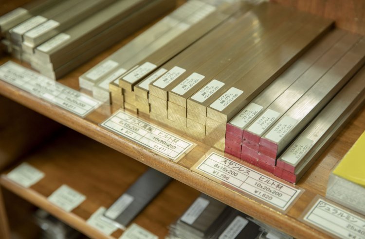 鋼材やハンドル材が豊富にそろう。