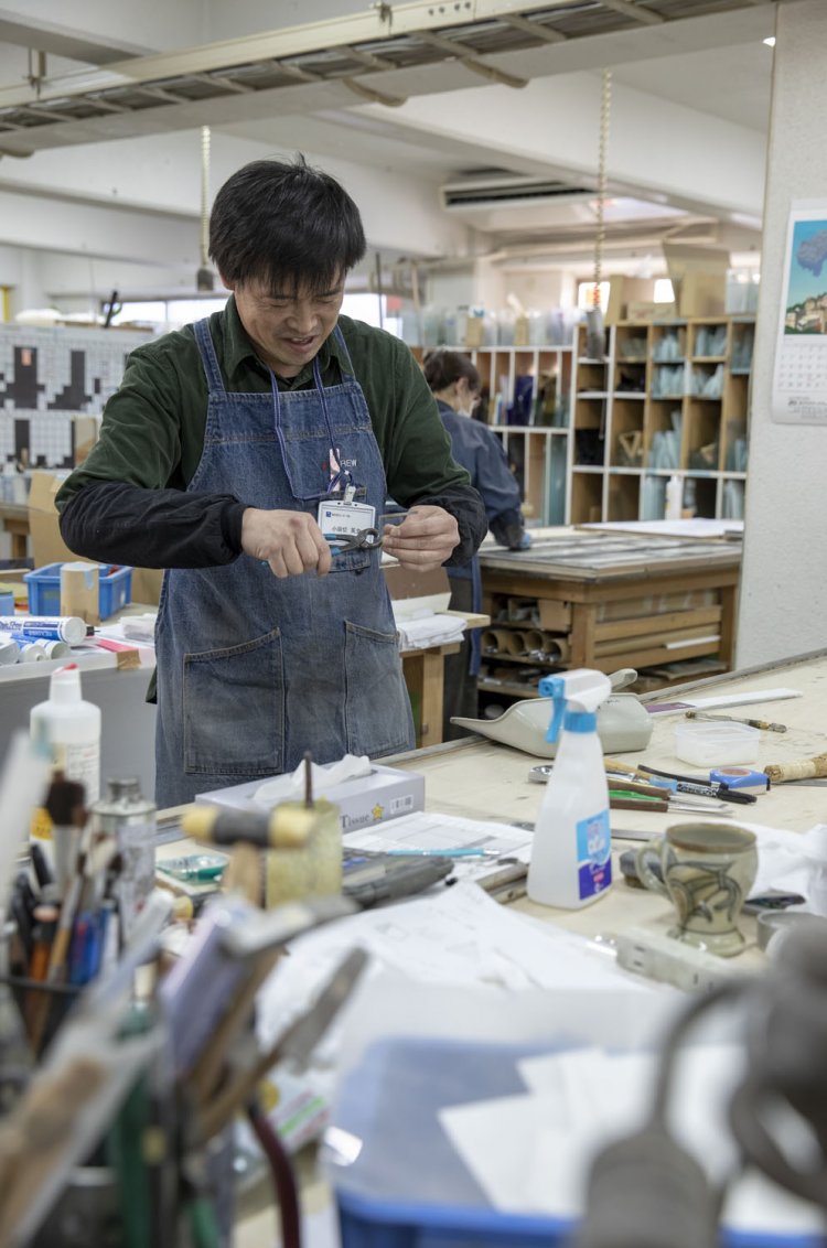 職人の小田切さん。ガラスを割りとる。