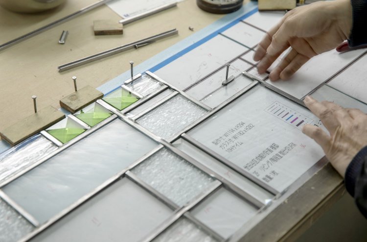 ガラスを枠にはめ込んでハンダづけ。