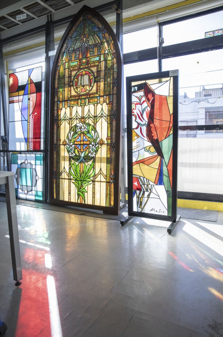 陽光に照らされ光る。