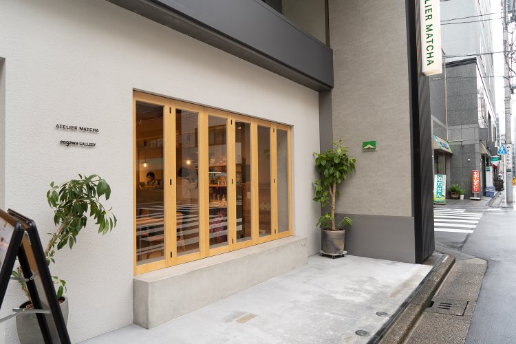 天気や時間帯によって、窓が開く縁側。開放的な雰囲気のせいか、近隣に住む人たちもよくドリンクを買いにくる。