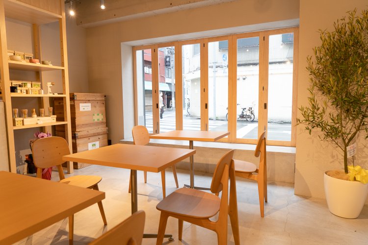 店内は広々と明るい。縁側と呼ぶテラスでは、犬を連れたお客さんが座って抹茶を飲む姿もしばしば見られる。