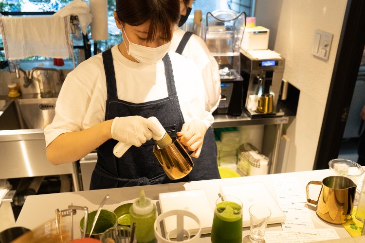 電動茶筅を使って、注文ごとに抹茶を点てる。