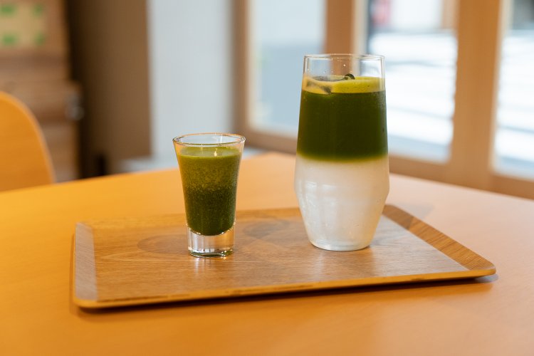 エスプレッソのように飲み干すMATCHAショット220円と糖分を使って二層に仕上げたMATCHAグリーンティー330円。