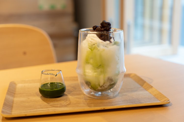 MATCHAわらび餅しるこは748円。練乳のかかった氷の下にわらび餅が入っていて、おやつやデザートとして。コクのあるあんこも効いている。