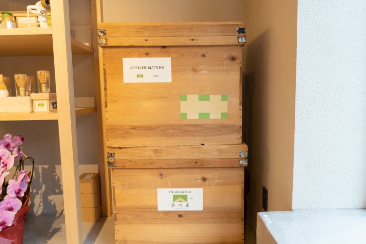 『山政小山園』で長年使われていた茶箱。店のインテリア兼収納として使われている。