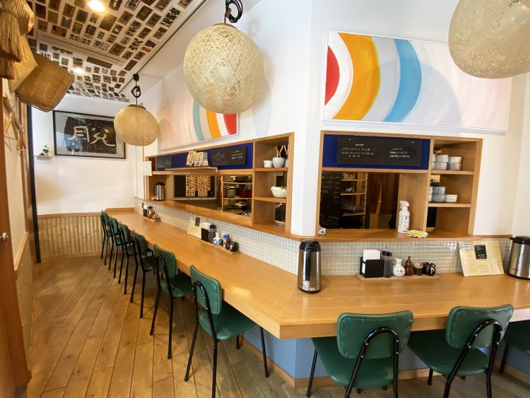 店舗は落ち着く空間。写真左手には大きな窓がある。