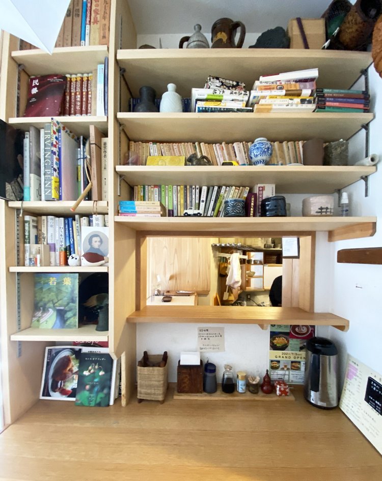 本棚がある席も人気だ。気になる文庫本を手に取る人も。