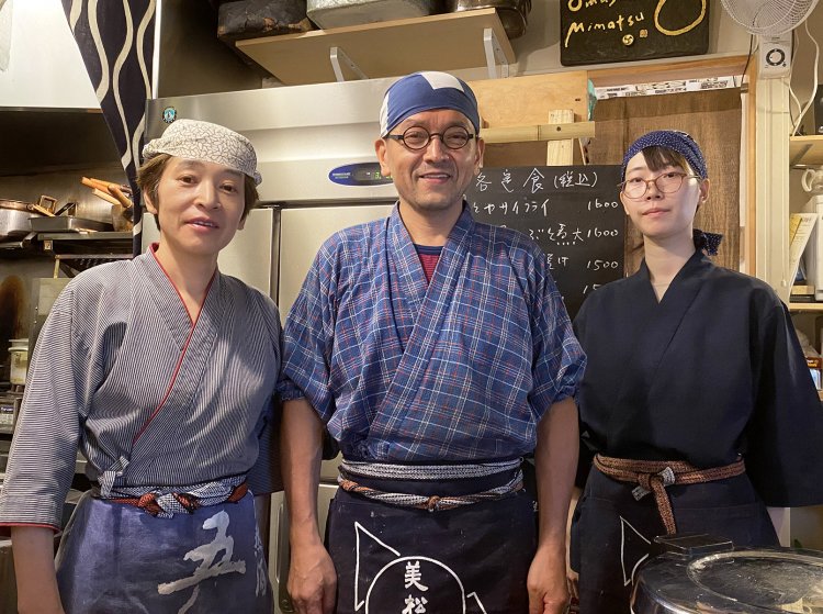 厨房オールスター。小鉢担当のお母さんは、自宅で調理している。