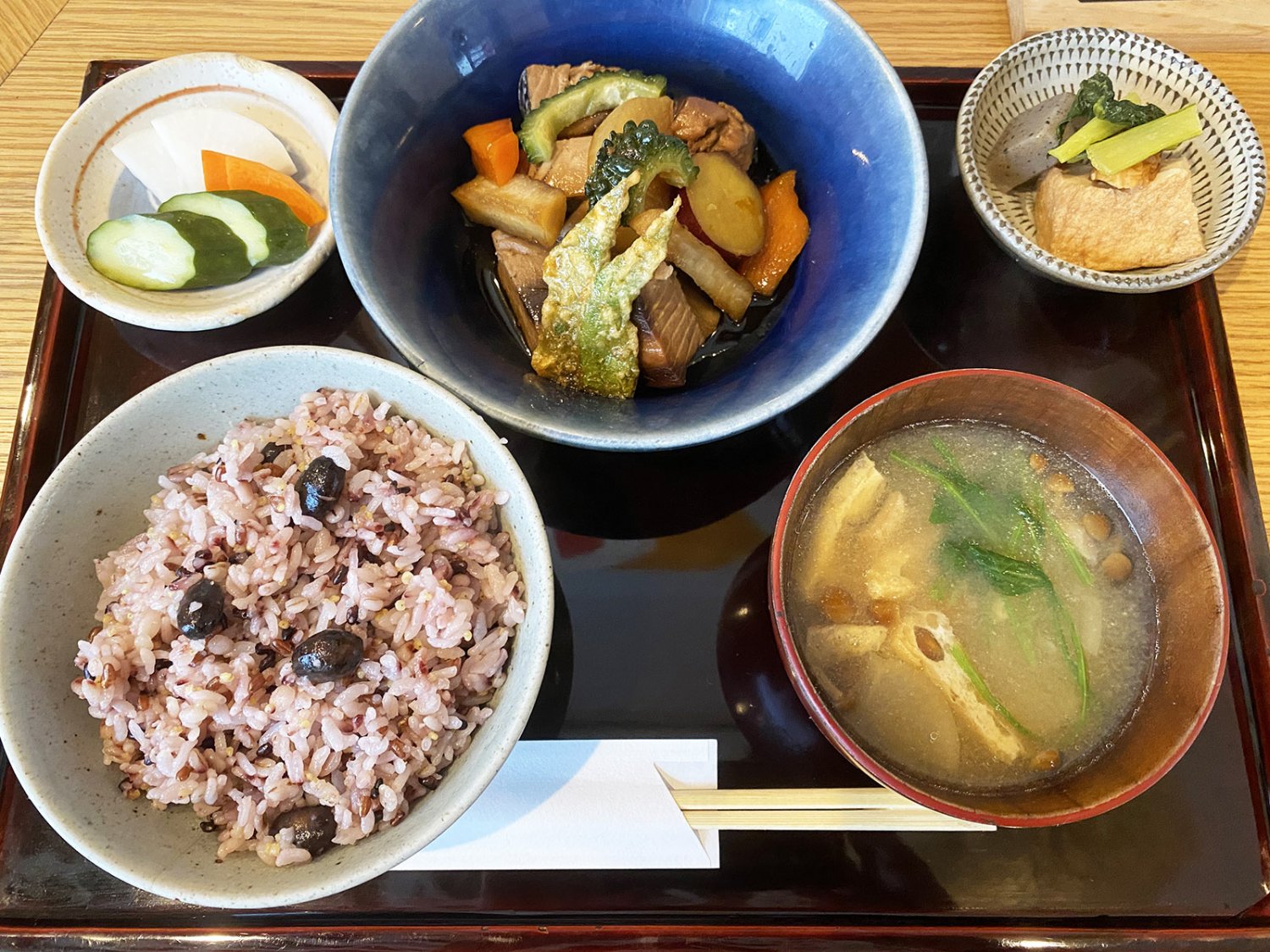 カツオとヤサイ煮1500円。