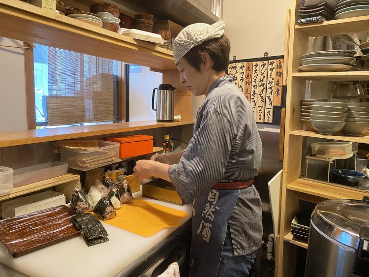 定食のほか、おむすびや一品料理もオーダー可能。おむすびは店頭のテイクアウトコーナーでも購入できる。