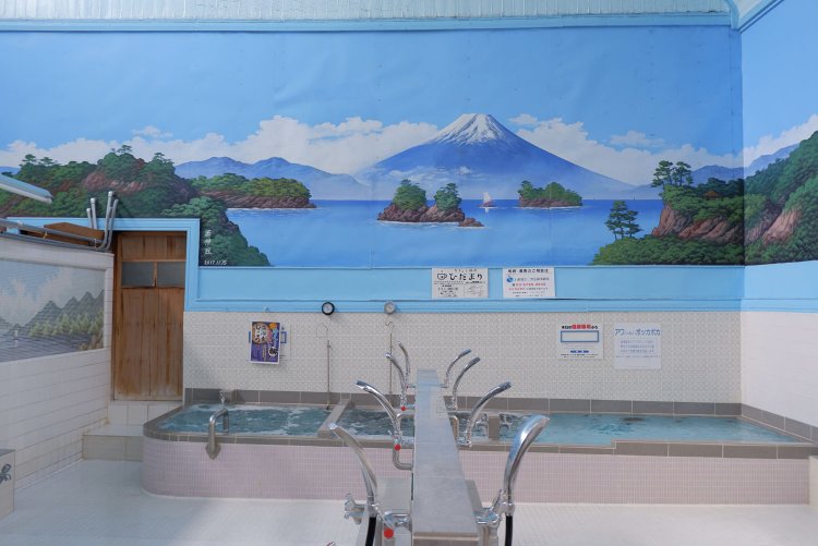 富士山のペンキ絵が眼前に広がる男湯の浴室。