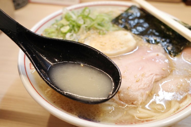 ツヤツヤと白く輝くスープ。これ、飲み干せます！