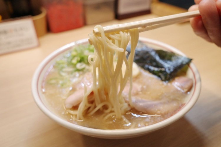 小麦の風味を感じられる麺。