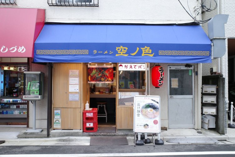店の前には「淡口豚骨」の看板がある。入り口の右手にはお肉の切れ端を具材にした『かえでパン』も併設。