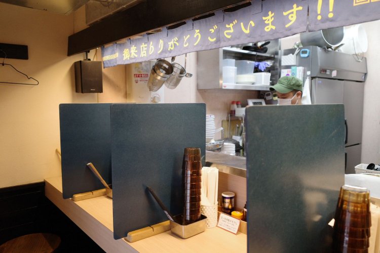 カウンターの上には「御来店ありがとうございます!!」の文字が。