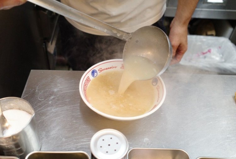 出店場所が決まってから開発を始めたという淡口豚骨ラーメンのスープ。