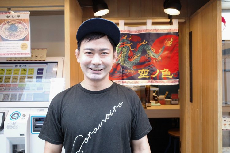 レシピを開発した店長の大庵康嗣(だいあんこうじ)さんに話を伺う。目指したのは「博多、長浜、久留米、佐賀などの食堂にあるような、さらっと食べられる豚骨ラーメン」と言う。