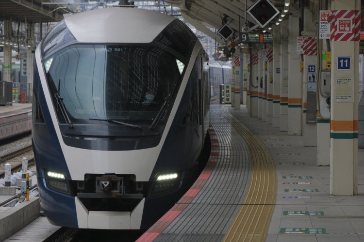 東京駅に入線。外観の色は伊豆の海と空をイメージした紺碧（こんぺき）色、通称・伊豆アズール。