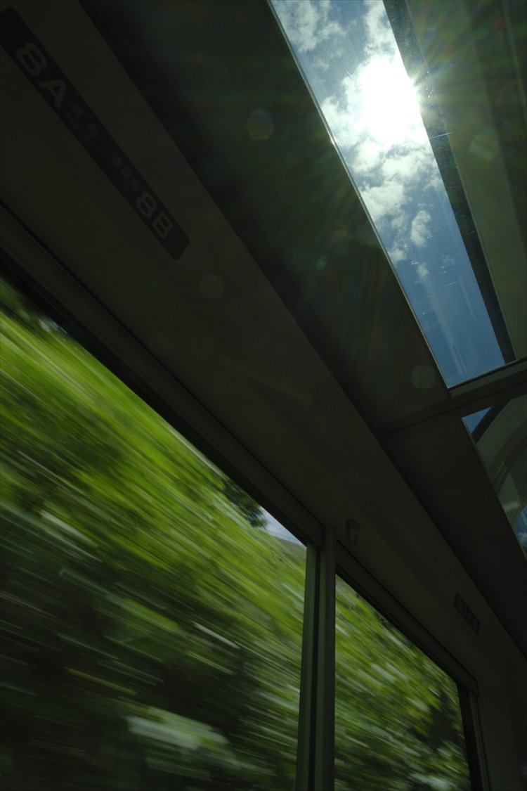 大きく取られた側面の窓と、各車両の両側に設けられた天窓が空間を広く感じさせる。