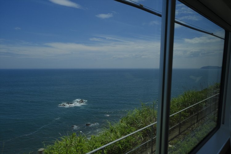 伊豆多賀から南は要所で視界が開け、大海原を一望。この日は初島も遠望できた。